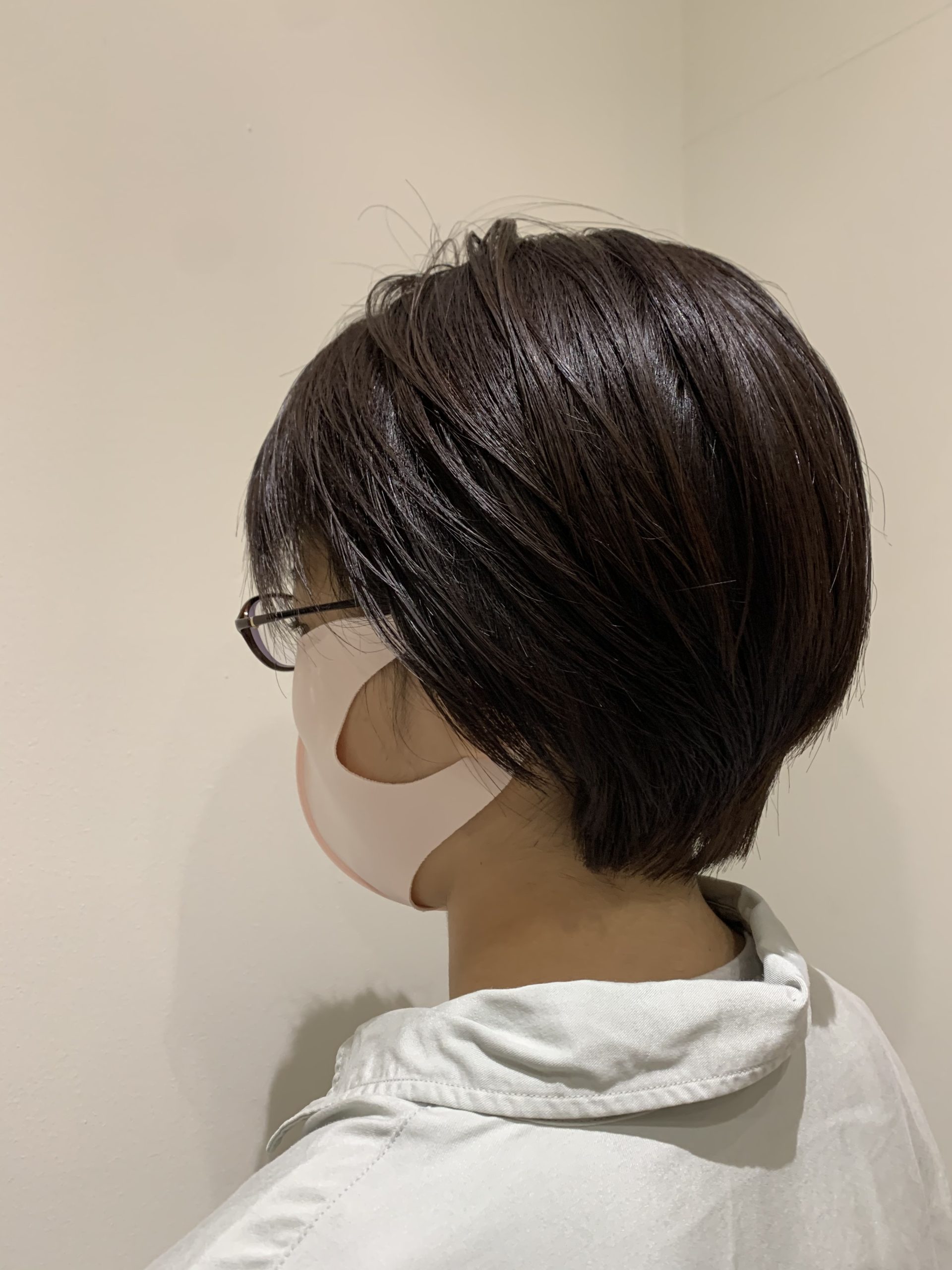 【20代おすすめ　くすみダークグレージュショートヘア】