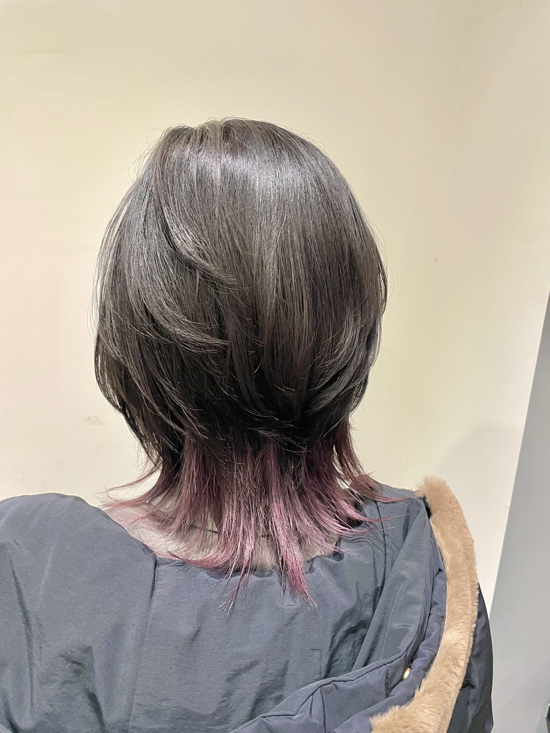 【ポイントカラーで個性を出す🌈チラ見せウルフスタイル】