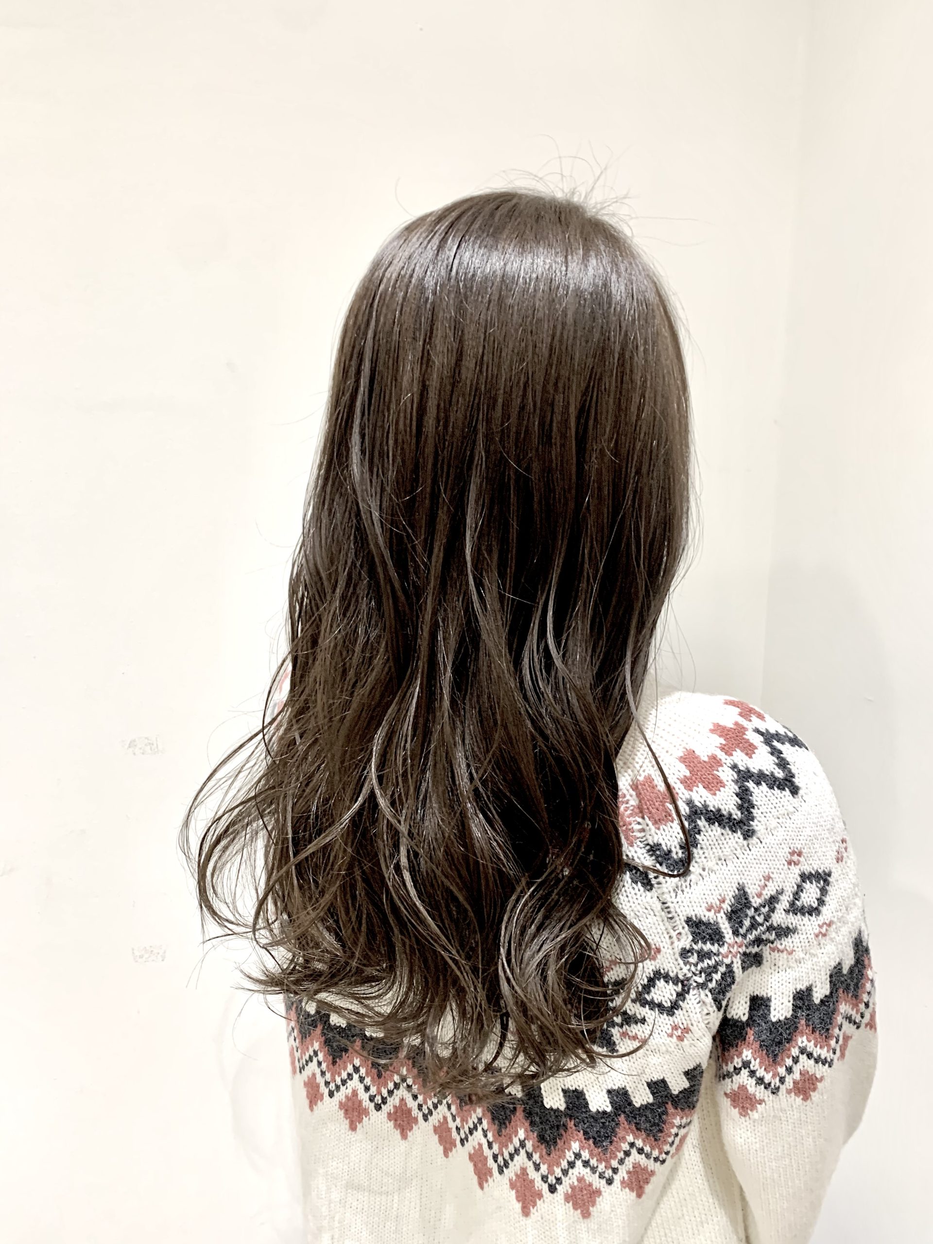 【ダークアッシュで重め今どきワンレングスロングヘア】