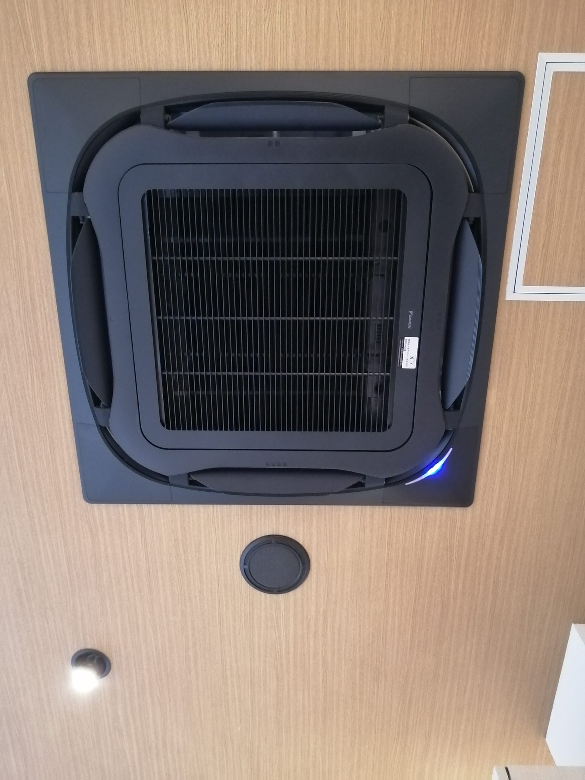 【店内設備】空気清浄機付エアコンに交換致しました。