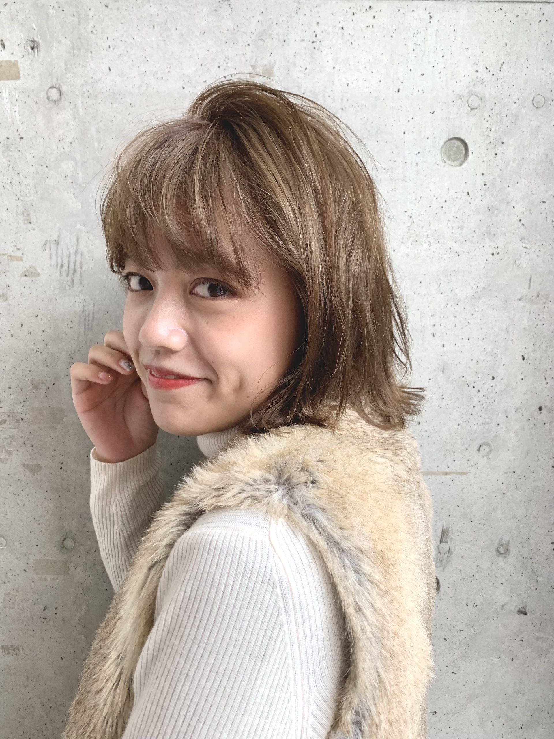 【ライトグレーベージュな外ハネボブ】